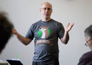 Steve Bruner addresses the crowd during WordPress NYC meetup.